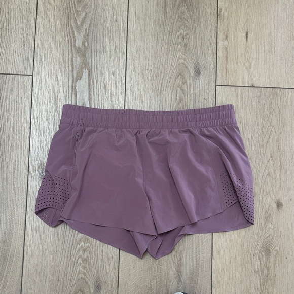 Athleta Hustle Shorts 3” size L excellent condition - Picture 1 of 2
